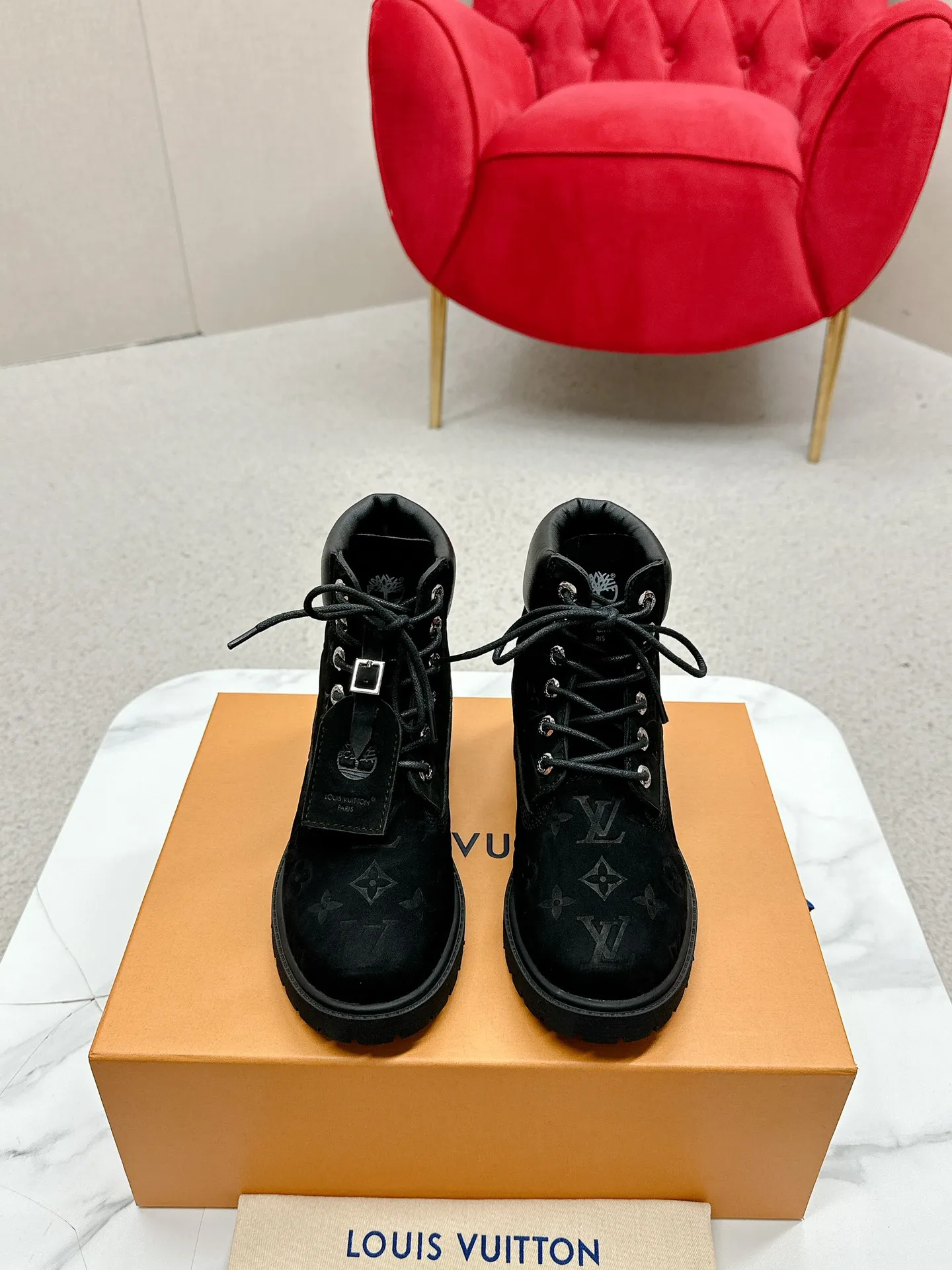 👟👟Ex-factory price 700👟👟 LV’s unbeatable co-branded Martin boots grandly launch Louis Vuitton x Timberland boots. LV x Timberland Timberland co-branded presbyopic rhubarb boots and ankle boots. LV x Timberland ankle boots are made of Monogram embossed waterproof nubuck cow leather. Relying on the brand's exquisite craftsmanship, the classic Timberland 6-inch boot shape is carefully reshaped in Italy, making an eye-catching appearance in American workwear style. Women's size 35-40 (41 is custom-made and non-refundable)